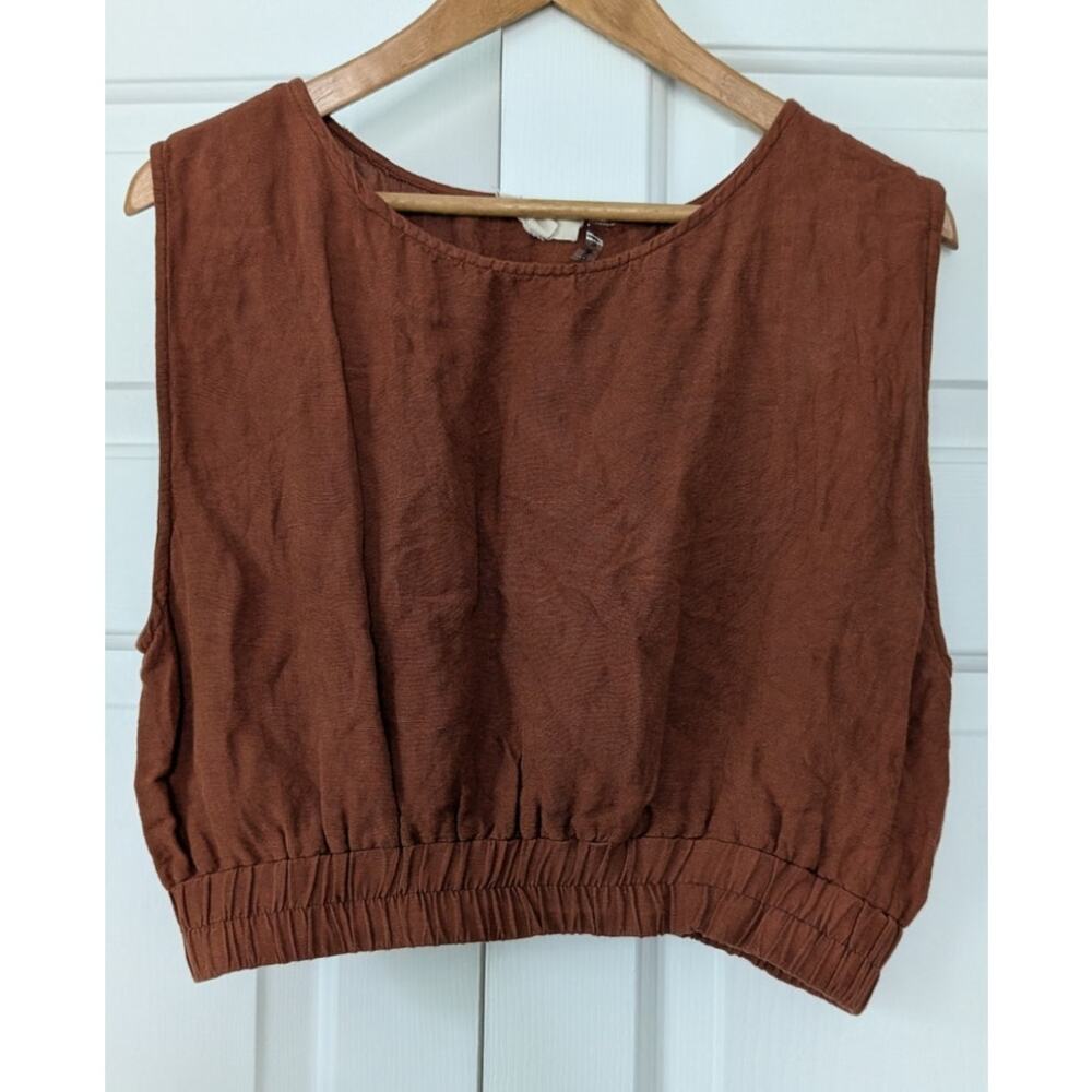 Elan Sleeveless Line Blend Boatneck Cropped Top - Picture 2 of 5